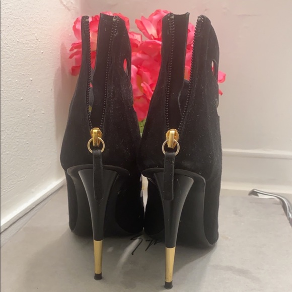 Black booties with gold heel. Giuseppe Zanotti - Picture 3 of 9